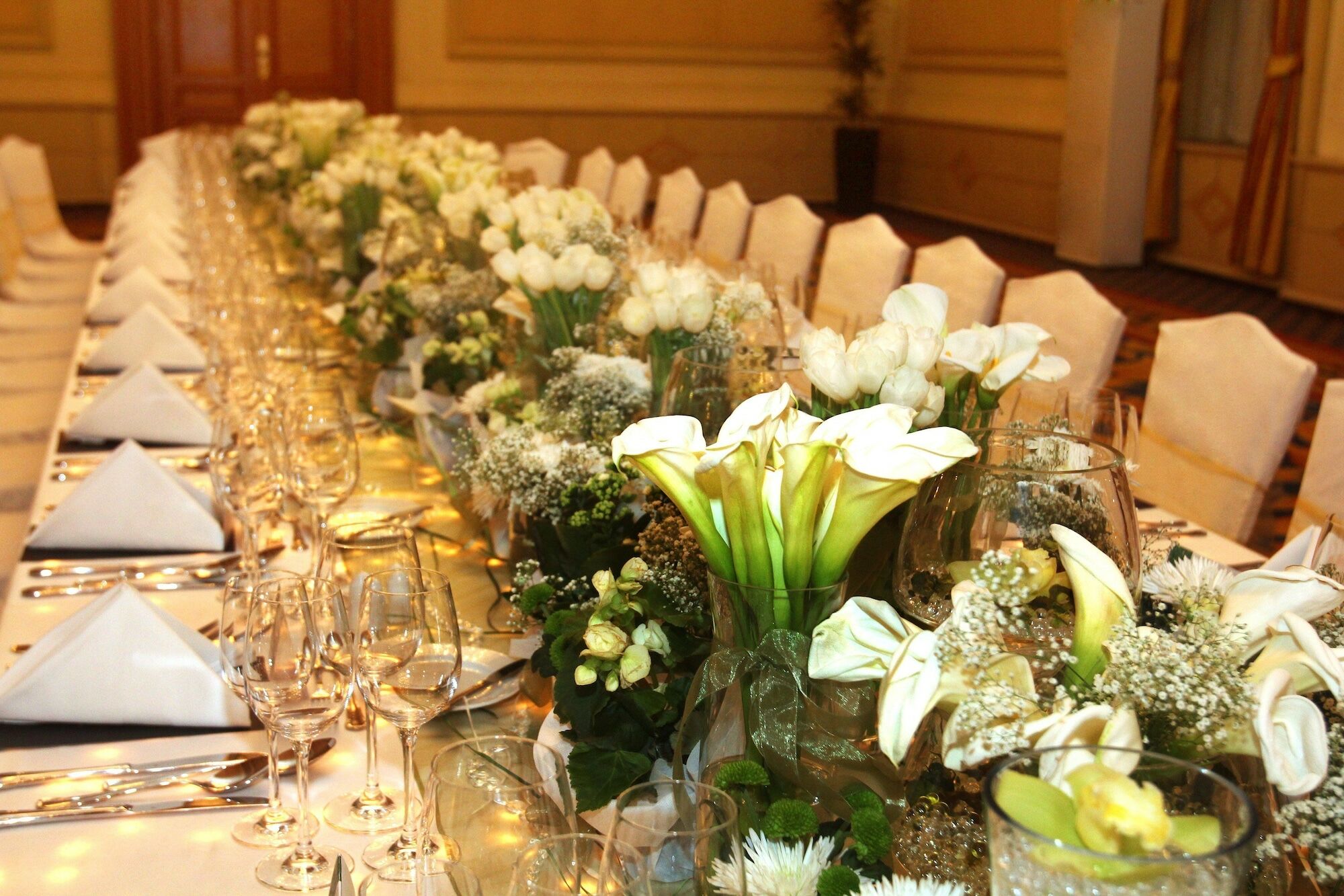 Sofia Balkan Palace מראה חיצוני תמונה A table set for a wedding reception